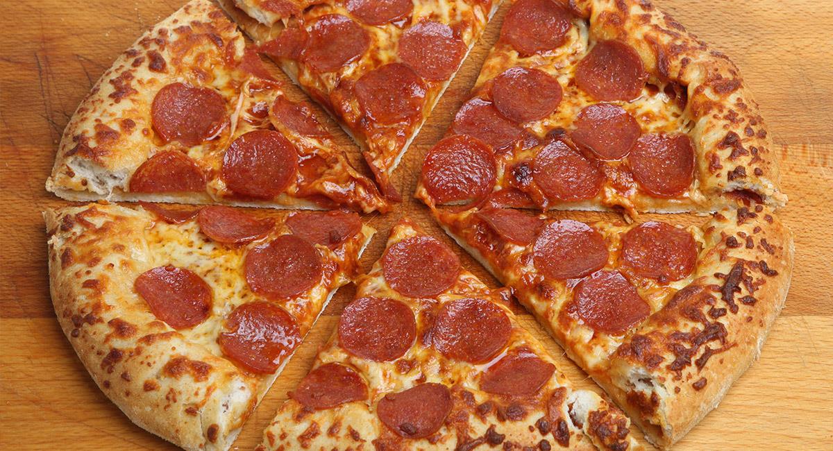 Pizza rellena de salchicha italiana y pepperoni