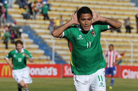 El jugador de Bolivia, Alcides Peña, celebra una anotación ante Paraguay. Foto: EFE