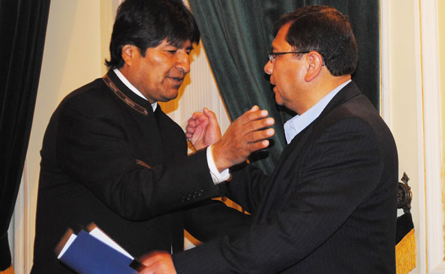 Morales posesiona a José Antonio Zamora Gutiérrez. Foto: ABI