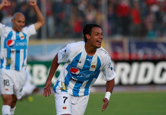 Juan Lorca, del Deportivo Quito, celebra el segundo gol ante el Aurora. Foto: EFE