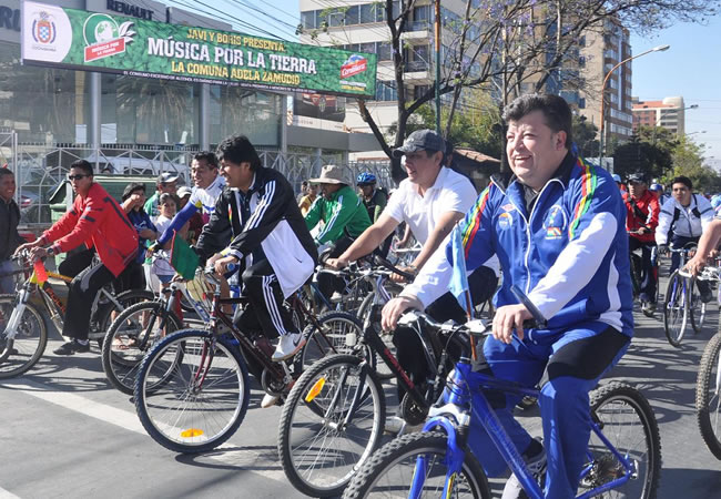Morales recorre casi 10 kilómetros en bicicleta para sumarse a Día del Peatón. Foto: ABI
