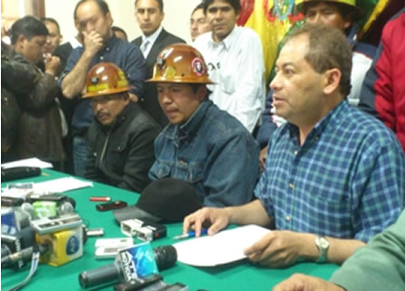 Ministro de Gobierno Carlos Romero y mineros de Colquiri. Foto: Archivo. Foto: ABI