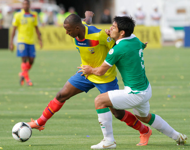 El jugador ecuatoriano Jaime Ayoví trata de pasar la marca del boliviano Luis Gutiérrez. Foto: EFE