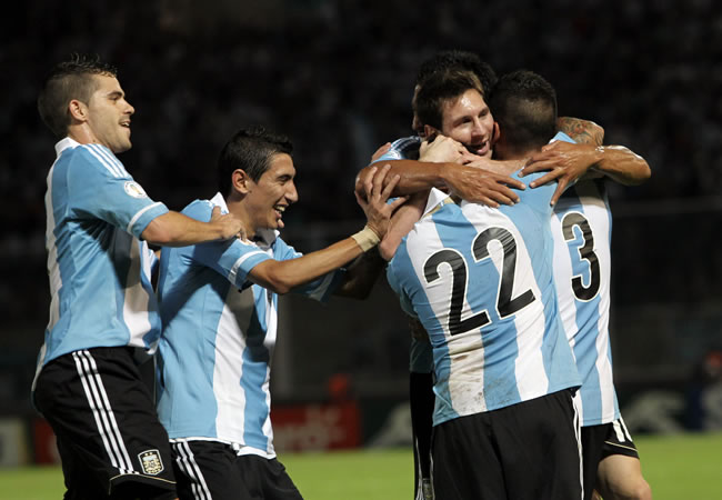 Fernando Gago (i) y Angel Di Maria (2i) celebran con Lionel Messi (2d). Foto: EFE