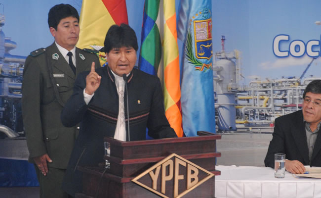 Presidente Evo Morales en la firma del contrato para la construcción de la planta. Foto: ABI