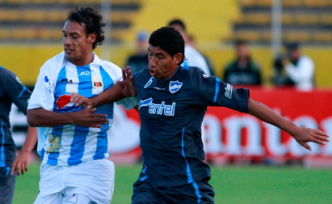 Edgar Olivares de Aurora, disputa el balón con Juan Lorca del Deportivo Quito, en el partido de ida por la Copa Sudamericana (30/ago). Foto: EFE