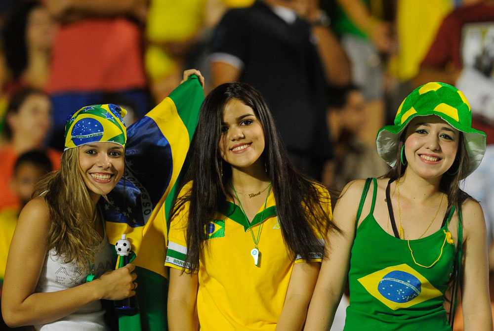 Hinchas brasileñas se preparan para ver el partido amistoso entre su selección y Argentina. Foto: EFE