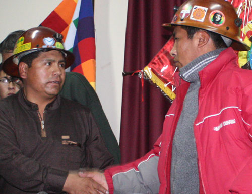 El pasado 29 de septiembre, mineros de ambos grupos firmaron un acuerdo de pacificación en la zona. Foto: ABI