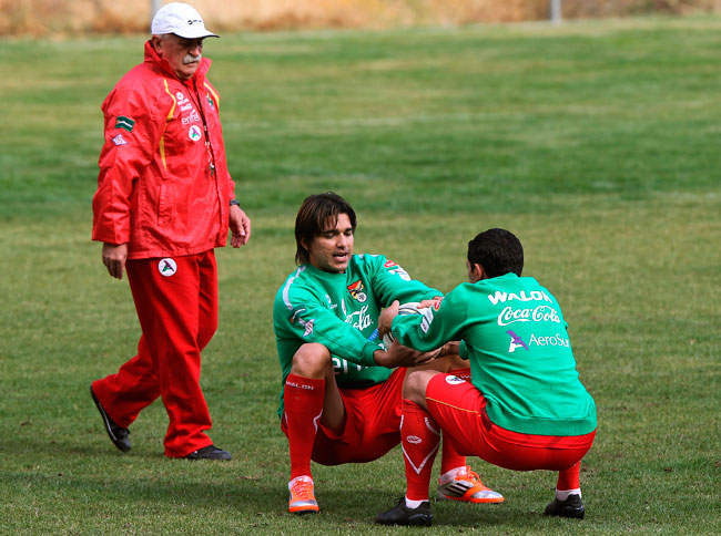 El DT Xavier Azkargorta, observa a los jugadores Marcelo Martins y Walter Flores en la práctica del seleccionado boliviano. Foto: EFE