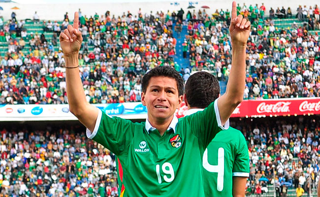El delantero boliviano Carlos Saucedo fue el jugador más destacado del partido, por marcar tres goles ante Uruguay. Foto: EFE