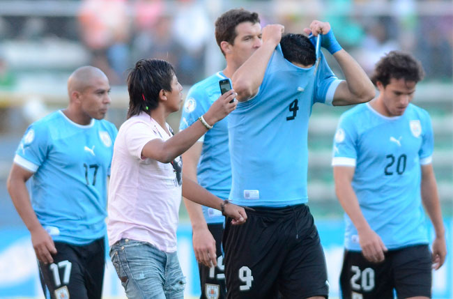 Jugadores uruguayos abandonan el campo del Hernando Siles tras el encuentro sostenido ante la selección de Bolivia. Foto: EFE