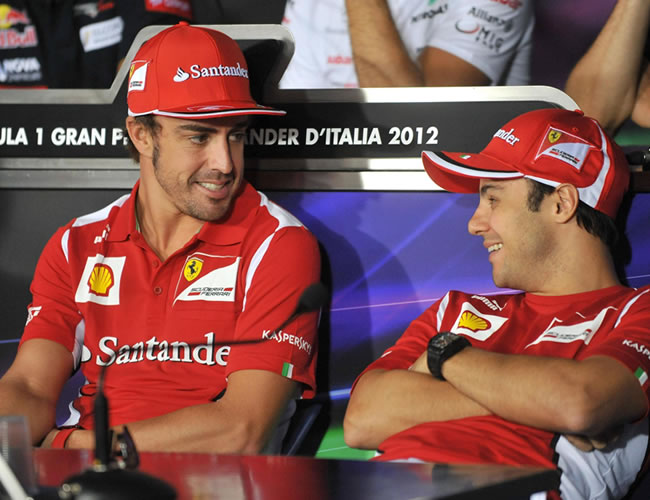 El piloto español Fernando Alonso (i) con cu compañero de Ferrari, Felipe Massa (d). Foto: EFE
