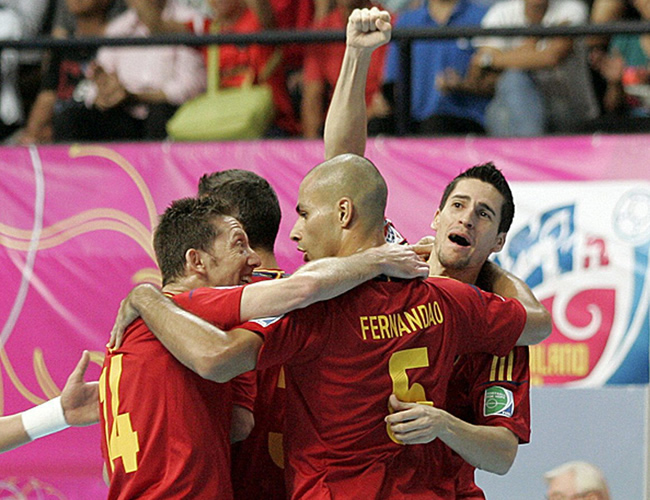 Los jugadores de España celebran en el mundial de Futsal FIFA en Tailandia. Foto: EFE