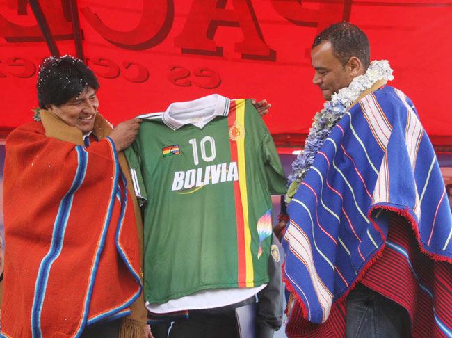 Cafú, con el poncho tradicional de la región recibe una camiseta del presidente Morales. Foto: ABI