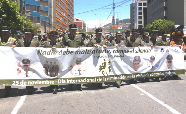 El Comandante Departamental de la Policía, Cnl. Rosalio Álvarez, encabezó marcha contra violencia femenina. Foto: ABI