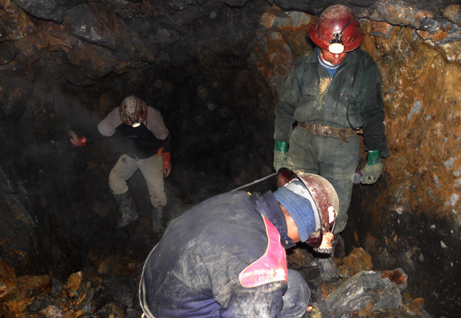 Muchas actividades mineras en Bolivia, se realizan sin la tecnología necesaria. Foto: ABI
