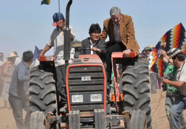 El Presidente Evo Morales, inicia la siembra de la quinua en una de sus propiedades. Foto: ABI