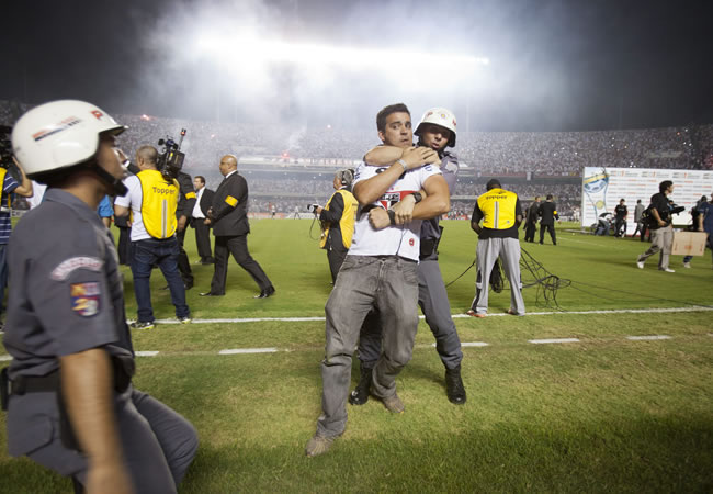 Aficionados del club brasileño de Sao Paulo celebran al invadir el campo después de que el equipo se coronara Campeón. Foto: EFE