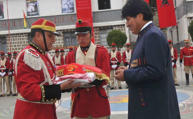 Morales entrega regalos a Colorados de Bolivia. Foto: ABI