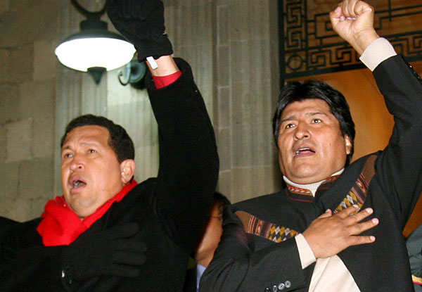 Imagen de archivo, el presidente de Venezuela, Hugo Chávez junto a su colega de Bolivia, Evo Morales en un acto en la ciudad de La Paz. Foto: ABI