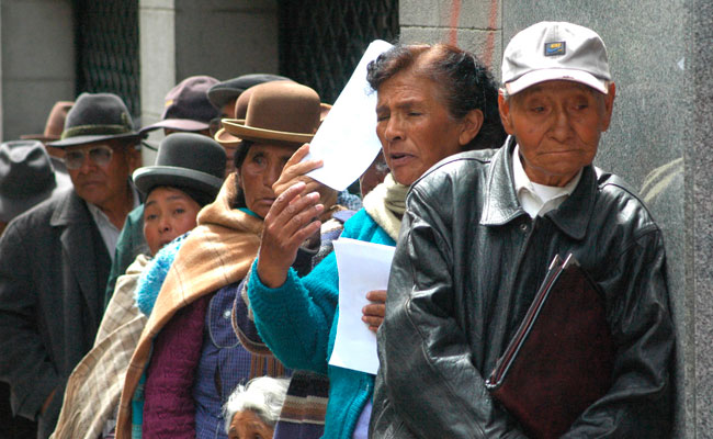 Jubilados esperan por el pago de sus rentas. Foto: ABI
