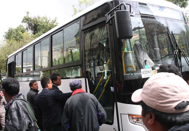 Presidente Morales entrega las llaves del bus prototipo chino a la Confederación de Choferes. Foto: ABI