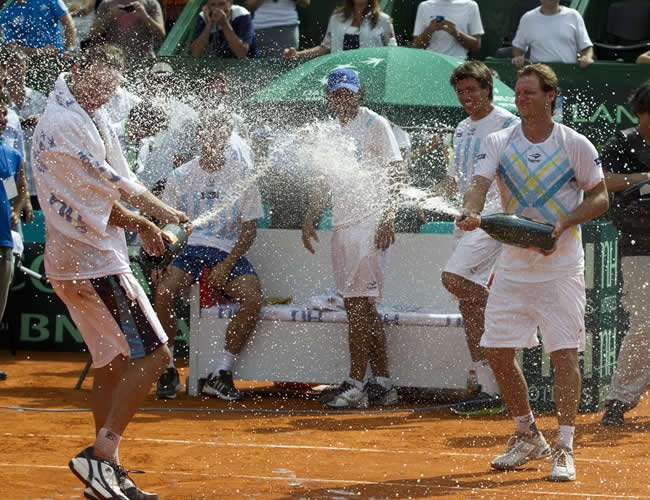 Los tenistas argentinos Horacio Zeballos (izq) y David Nalbandian (der) celebran tras vencer a Tobias Kamke y Christopher Kas de Alemania por el tercer punto de Copa Davis. Foto: EFE