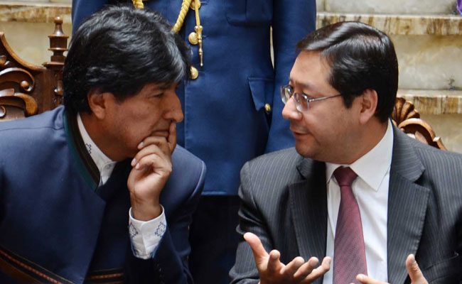 El presidente Evo Morales junto al ministro de economía, Luis Arce en la primera emisión de bonos soberanos en octubre de 2012. Foto: ABI