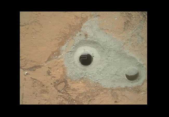 Agujero en una roca llamada "John Klein" donde el explorador realizó su primera muestra de perforación en Marte. Foto: EFE