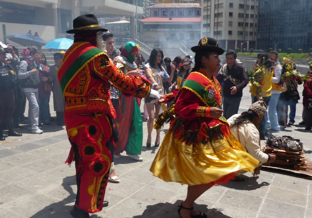 El Oficial Mayor de Culturas de La Paz, Walter Gómez, junto a los personajes del Carnaval 2013 en la Ch´alla. Foto: ABI