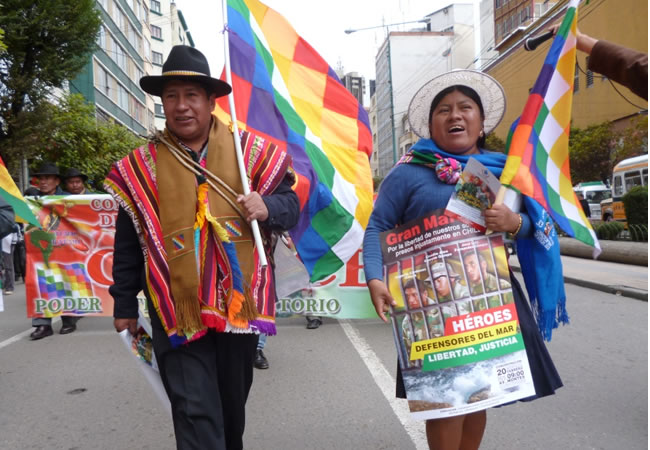 Bolivianos marchan para exigir a Chile liberación de los soldados. Foto: ABI