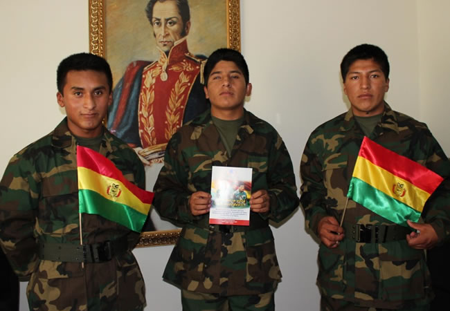 Soldados fueron recibidos con honores en Oruro. Foto: ABI