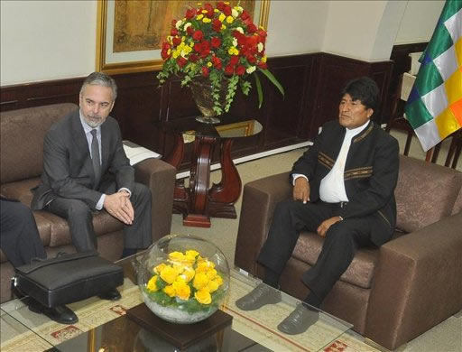 El presidente boliviano, Evo Morales (d), conversa con el canciller brasileño, Antonio Patriota. Foto: EFE