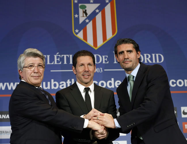 El presidente del Atletico de Madrid, Enrique Cerezo (i); el entrenador, el argentino Diego Simeone (c), y el director deportivo, José Luis Pérez Caminero. Foto: EFE
