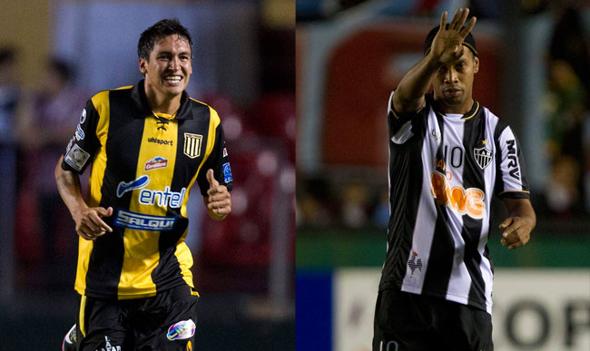 Marcos Barrera de The Strongest y Ronaldinho de Atlético Mineiro. Foto: EFE