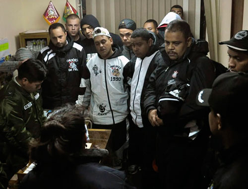 Hinchas del Corinthians, arrestados el pasado 20 de febrero, por la muerte de un joven en Oruro en el partido que su equipo realizó frente a San José. Foto: EFE