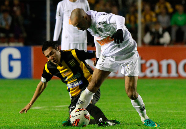 Walter Veizaga (i) de The Strongest disputa el balón con Diego Tardelli de Atlético Mineiro. Foto: EFE