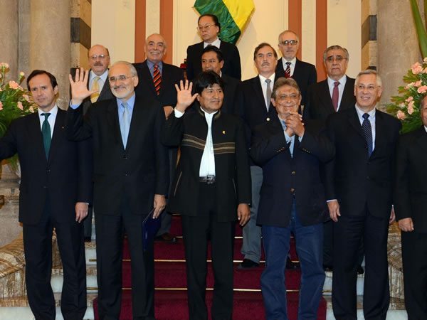 Evo Morales junto a ex presidentes y ex cancilleres. Foto: ABI