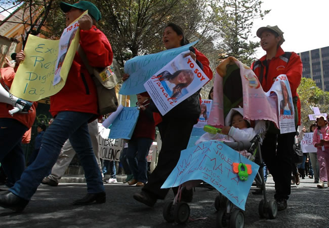 Mujeres feministas marchan por las calles de La Paz. Foto: EFE