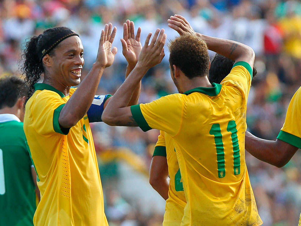Neymar (d) es felicitado por Ronaldinho (i) tras su gol ante la selección de Bolivia. Foto: EFE