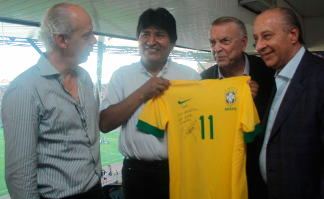 El presidente Evo Morales (c), recibió la camiseta del futbolista brasileño Neymar de manos de un grupo de dirigentes del fútbol carioca, durante el amistoso entre Bolivia y Brasil. Foto: ABI