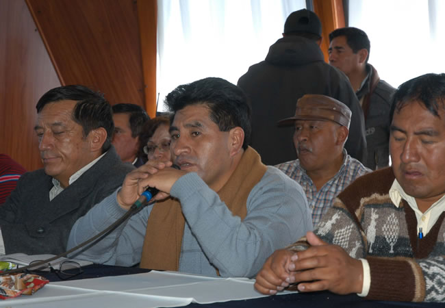 El Gobernador de La Paz Cesar Cocarico en diálogo con campesinos. Foto: ABI