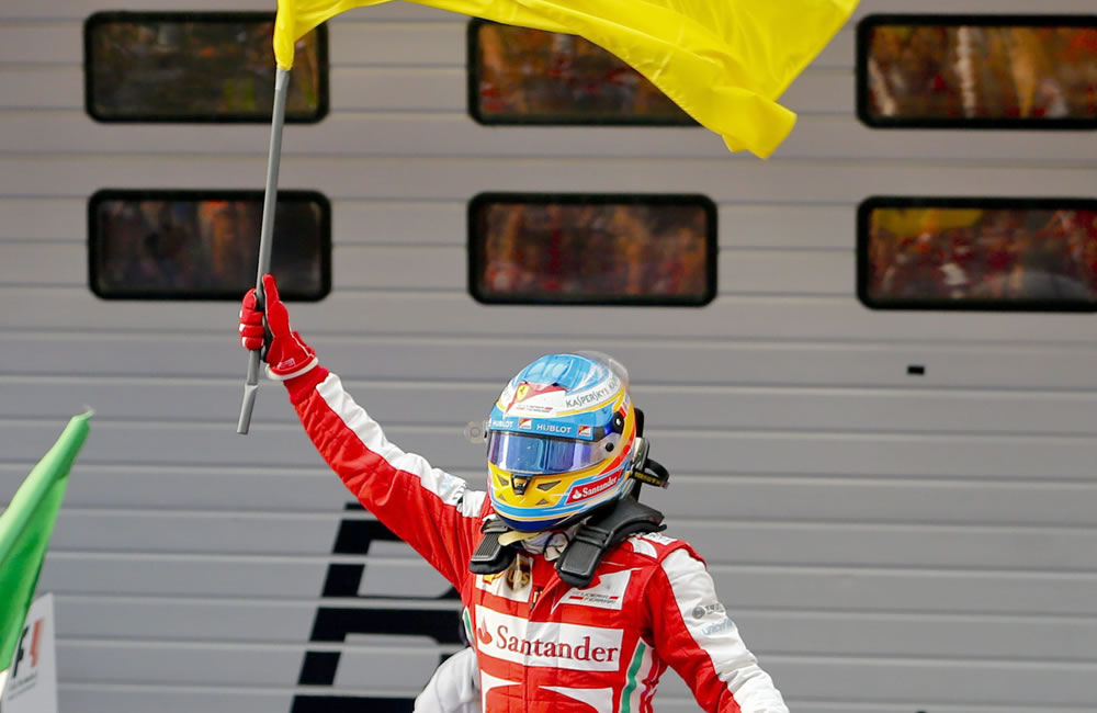 El piloto español de Fórmula Uno, Fernando Alonso se coronó campeón del Gram Premio de China. Foto: EFE