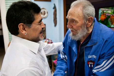 El líder Fidel Castro (d) reunido con el ex futbolista argentino Diego Armando Maradona (i). Foto Cubadebate. Foto: EFE