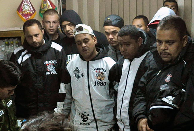 Hinchas brasileros que se hallan presos en Oruro, acusados de la muerte de Kevin Beltrán, en el partido San José - Corinthians. Foto: EFE