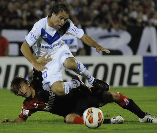 El jugador Gabriel Heinze (abajo) de Newell's Old Boys disputa un balón con Federico Insua de Vélez Sarsfield. Foto: EFE