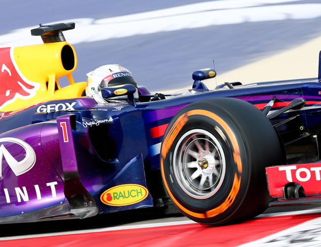 El piloto alemán de la escudería Red Bull Sebastián Vettel, a bordo de su monoplaza en Bahrein. Foto: EFE