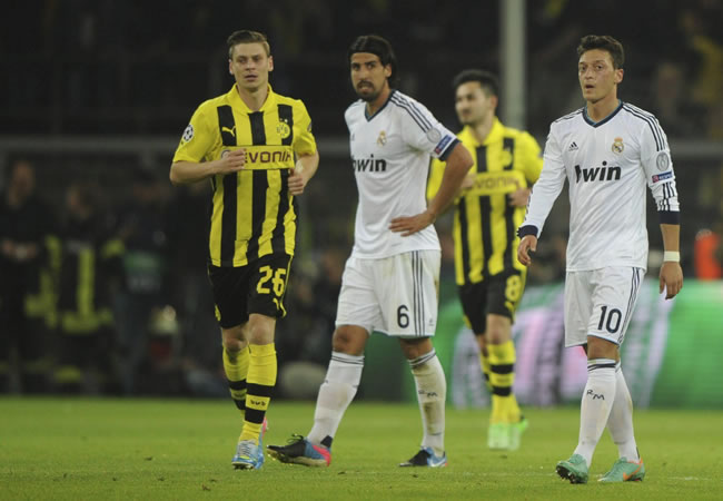 Los centrocampistas alemanes del Real Madrid, Mesut Özil (d) y Sami Khedira (2i) durante el partido de ida de las semifinales de la Liga de Campeones contra el Borussia Dortmund. Foto: EFE