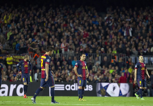 Jugadores del FC Barcelona se muestran decepcionados tras el gol marcado por el holandés del Bayern Múnich Arjen Robben. Foto: EFE