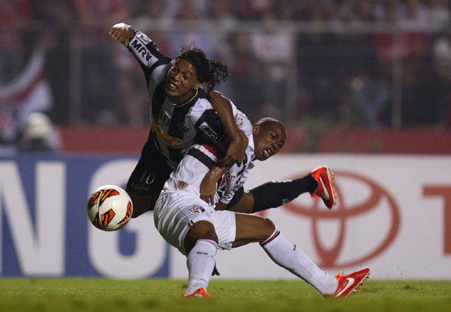 El jugador del Atlético Mineiro Ronaldinho (i) disputa el balón con Wellington (d) del Sao Paulo. Foto: EFE